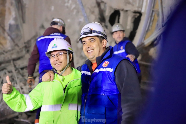 Ngay từ sáng 7/3, công tác chuẩn đã sẵn sàng. Các kỹ sư, công nhân của nhà thầu thi công ngóng chờ phút giây TBM “Thần tốc” xuyên lòng đất tiến vào ga S10.