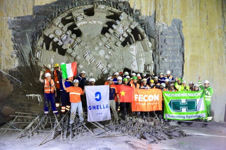 Đến 10 giờ ngày 7/3, TBM xuyên lòng đất tiến vào ga S10-Cát Linh, đánh dấu cột mốc quan trọng của dự án.