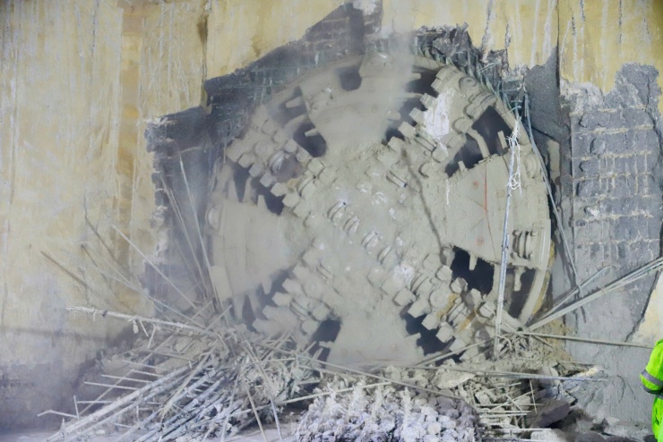 Ông Nguyễn Bá Sơn, Phó Trưởng ban Ban Quản lý đường sắt Hà Nội (MRB) cho biết, TBM “Thần tốc” vào ga S10 là kết quả của nỗ lực không ngừng vượt qua những khó khăn, cũng như sự phối hợp chặt chẽ giữa Ban MRB, Tư vấn, các nhà thầu và các bên liên quan trong việc đảm bảo tiến độ, chất lượng và an toàn của dự án. Đây là dấu mốc quan trọng, đưa dự án tiến gần hơn đến mục tiêu hoàn thành đoạn ngầm để phục vụ người dân Thủ đô.