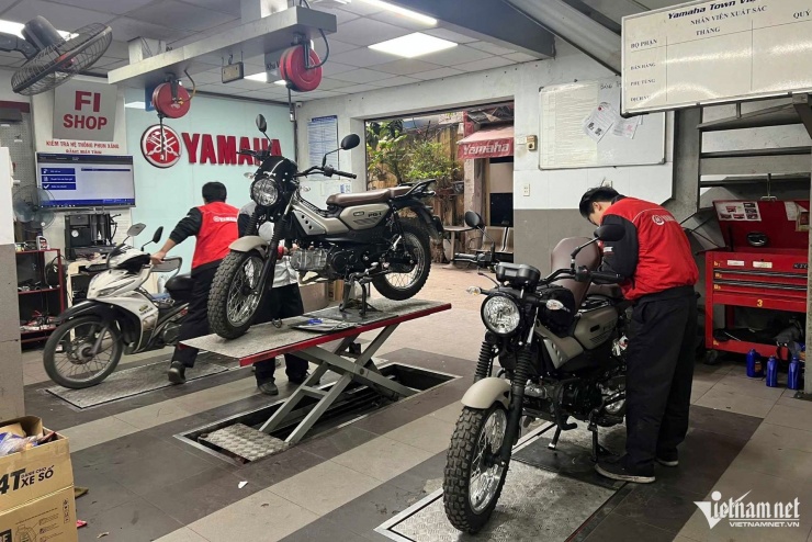 Một đại lý xe máy Yamaha đang tiến hành bảo dưỡng xe cho khách hàng. Ảnh: Ngô Minh