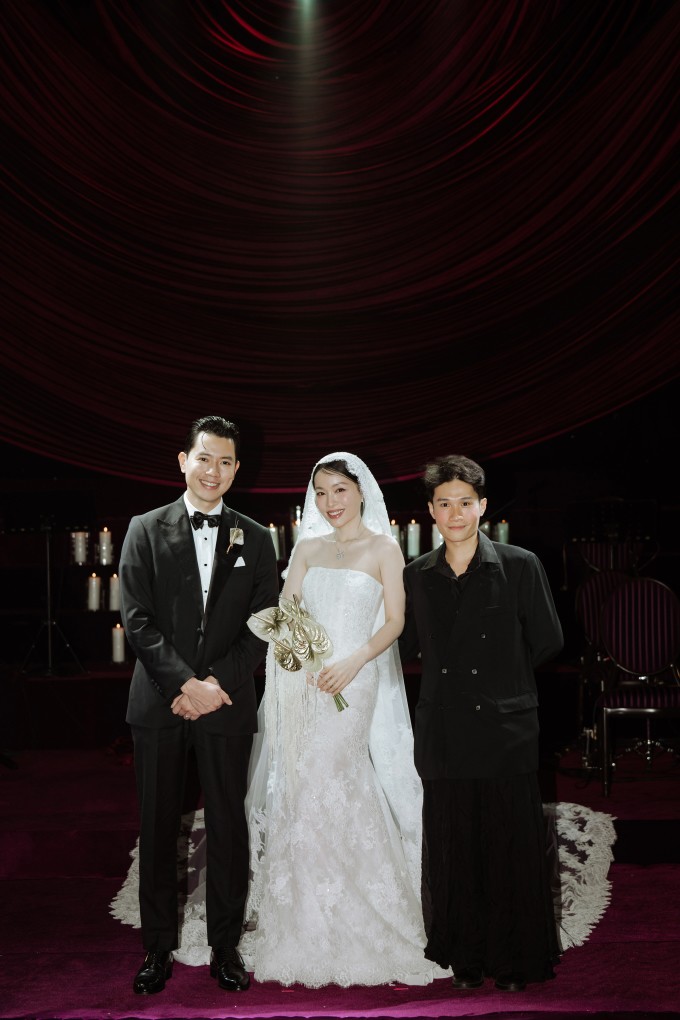 Lê Hoàng Minh (bìa phải), Art Director, Giám đốc sáng tạo, Founder của MIN Wedding and Event, là đơn vị thiết kế, tổ chức và trang trí sự kiện cưới của chú rể Quang Đạt và cô dâu Hà Trúc. Anh cũng là người đứng sau hàng loạt tiệc cưới và sự kiện đẳng cấp trong showbiz. Với tinh thần đổi mới và sáng tạo không ngừng, anh đã mang đến những trải nghiệm cá nhân hóa, độc bản và giá trị cao cho từng tác phẩm.