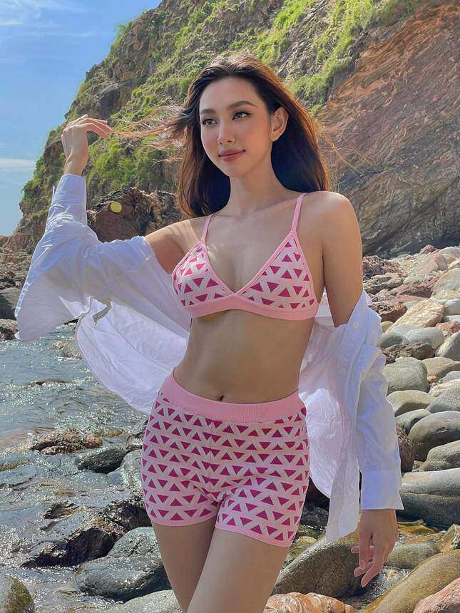 Thuỷ Tiên duy trì số đo ba vòng 85-58-94cm cùng chiều cao 1m71 trong nhiều năm qua. Hiếm khi mặc bikini khoe dáng nhưng mỗi khi kết thân với trang phục này, nàng hậu đều khiến cộng đồng mạng xuyến xao.