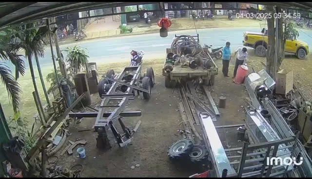 Người đàn ông ăn mặc lịch sự, đi xe con "lừa lấy" 2 con cá bị đánh rơi.