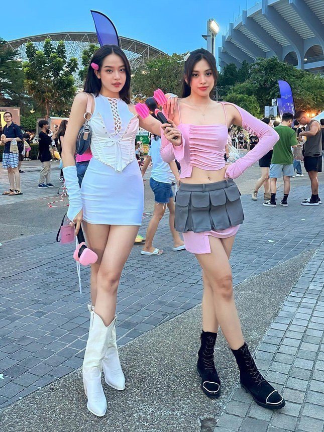Rủ nhau sang Bangkok xem concert BLACKPINK, hai cô gái đều diện váy ngắn trẻ trung khoe đôi chân nuột nà.