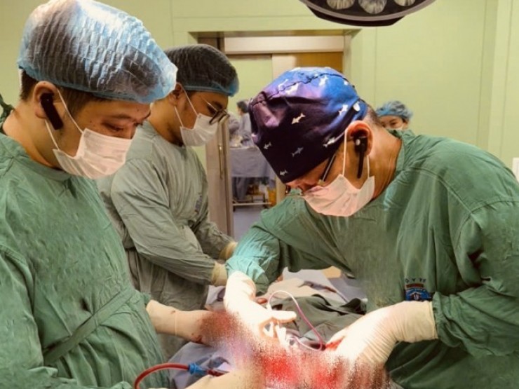 Người phụ nữ mang khối u vú nặng hơn 3kg suốt 3 năm chỉ vì ngại đi khám