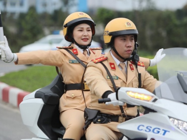 Bóng hồng CSGT nổi bật bên mô tô 1.800 phân khối