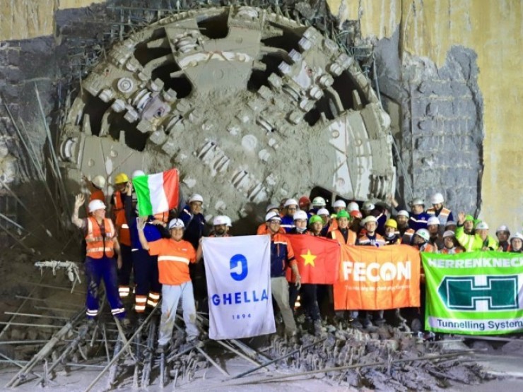 Khoảnh khắc robot TBM “Thần tốc“ xuyên lòng đất tiến vào ga S10-Cát Linh