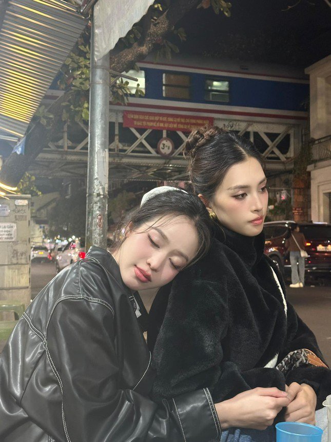 Ở cuộc sống đời thường, hai nàng hậu càng mặc giống nhau nhiều hơn. Trong lần ra Hà Nội dự buổi họp báo giới thiệu Hoa hậu Việt Nam 2024, Thanh Thủy với Tiểu Vy đều kết hợp áo khoác đen và quần jeans xanh để khám phá ẩm thực Hà Nội.