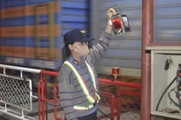 Tin tức trong ngày - Những phận chân yếu tay mềm gác tàu đêm