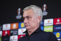 Đội Mourinho thua 3 bàn ở Europa League,  Người đặc biệt  bị tố thiếu tôn trọng phóng viên