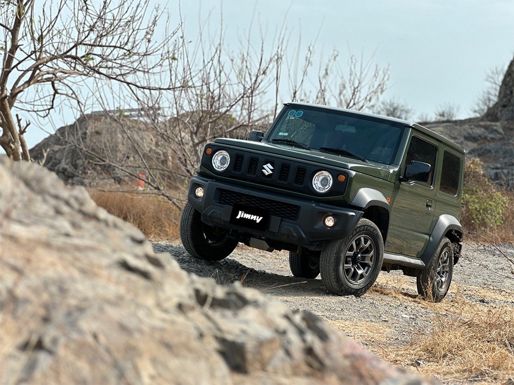 Có gì “đắt giá” sau vô lăng Suzuki Jimny? - 1