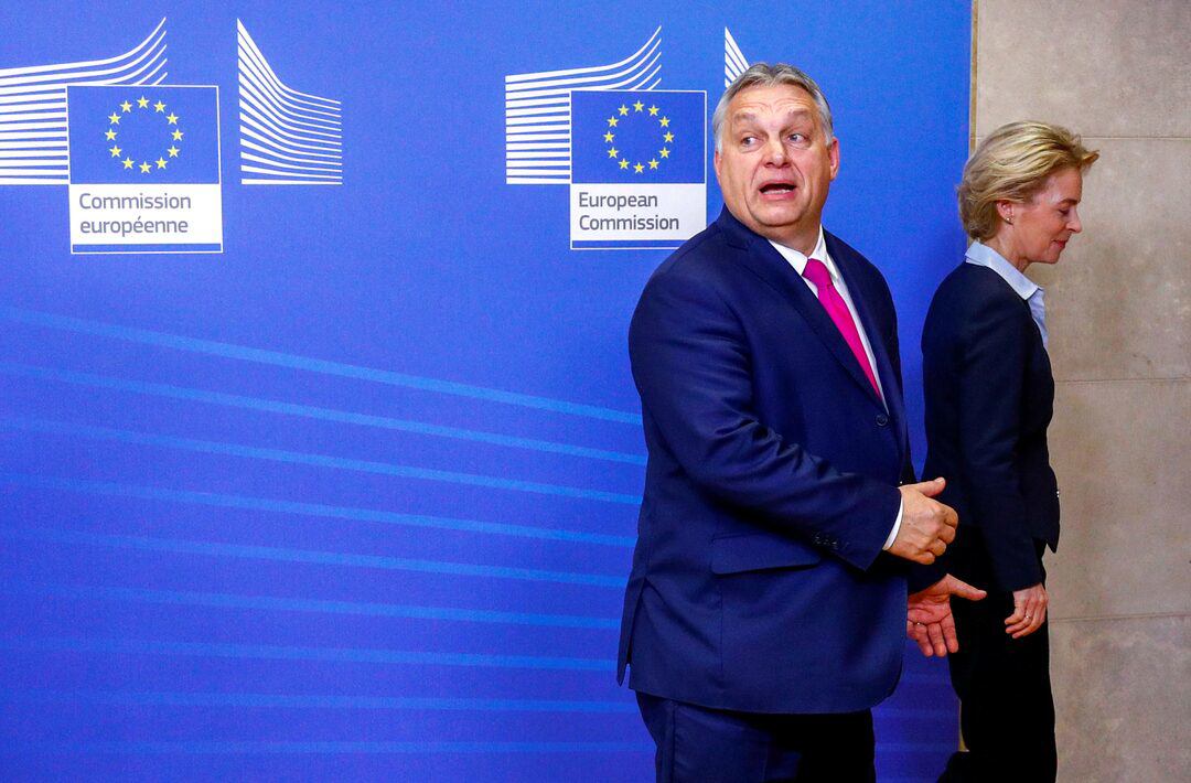 Thủ tướng Hungary Orban đi cùng Chủ tịch Ủy ban châu Âu Ursula von der Leyen tại một cuộc họp của EU (ảnh: Reuters)