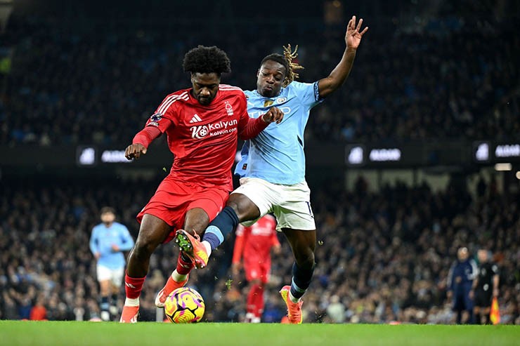 Man City (áo xanh) có thể gặp khó nhất định trên sân của Nottingham Forest