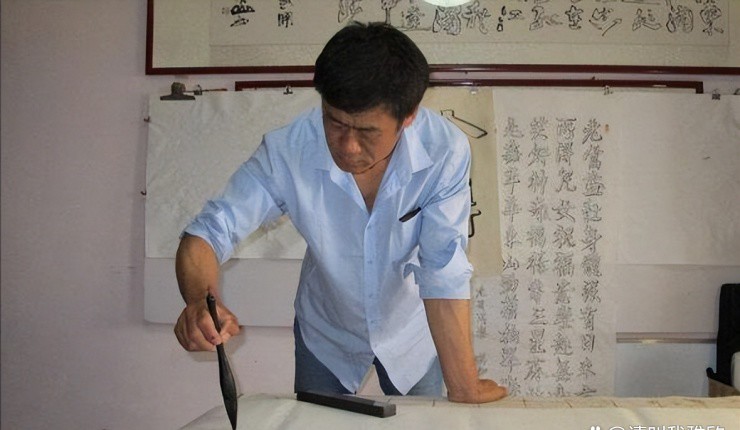 Xuất thân nông thôn, bị cười nhạo vì học thư pháp, giờ kiếm tiền tỉ/năm - 1