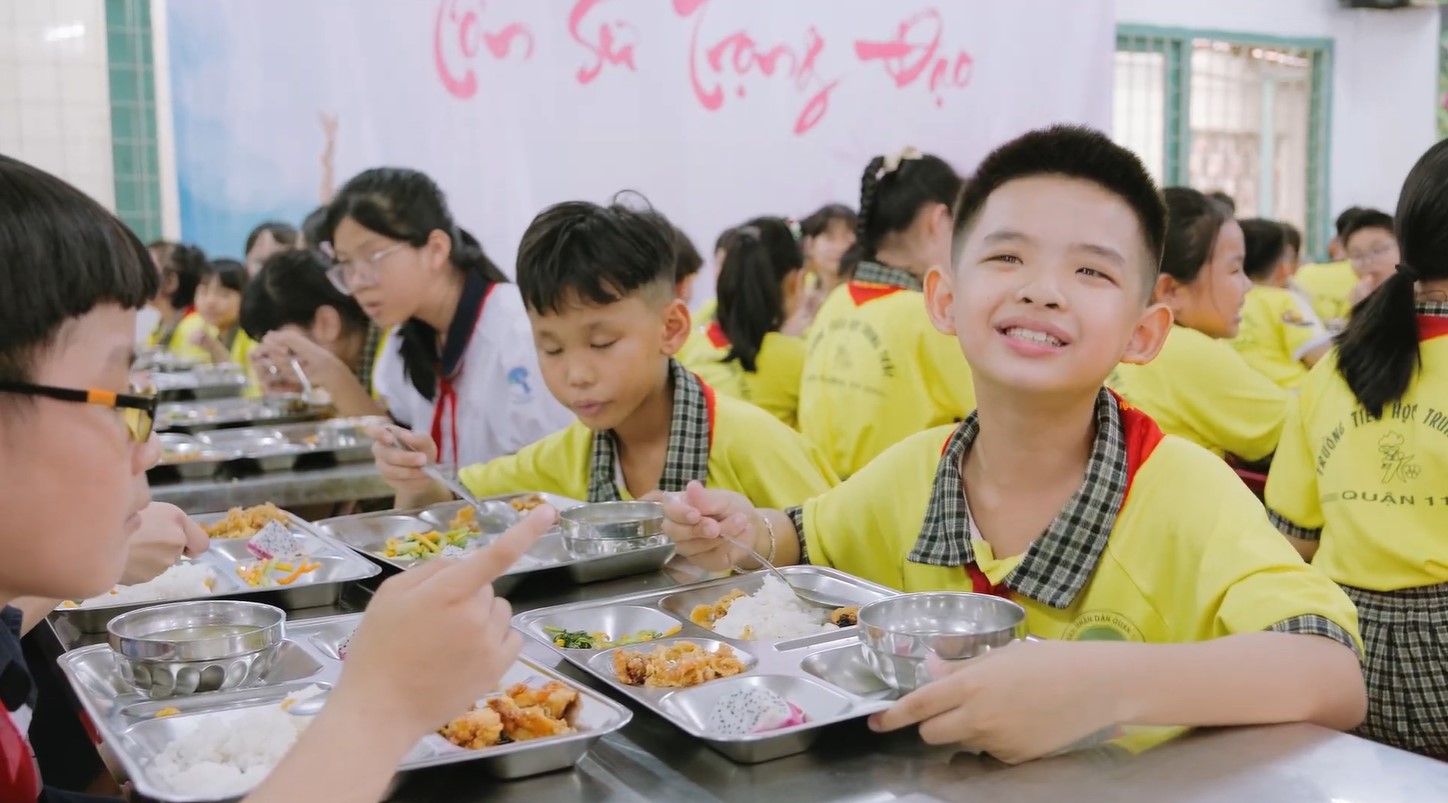 Các em học sinh trong giờ ăn trưa với thực đơn từ dự án Bữa ăn học đường.