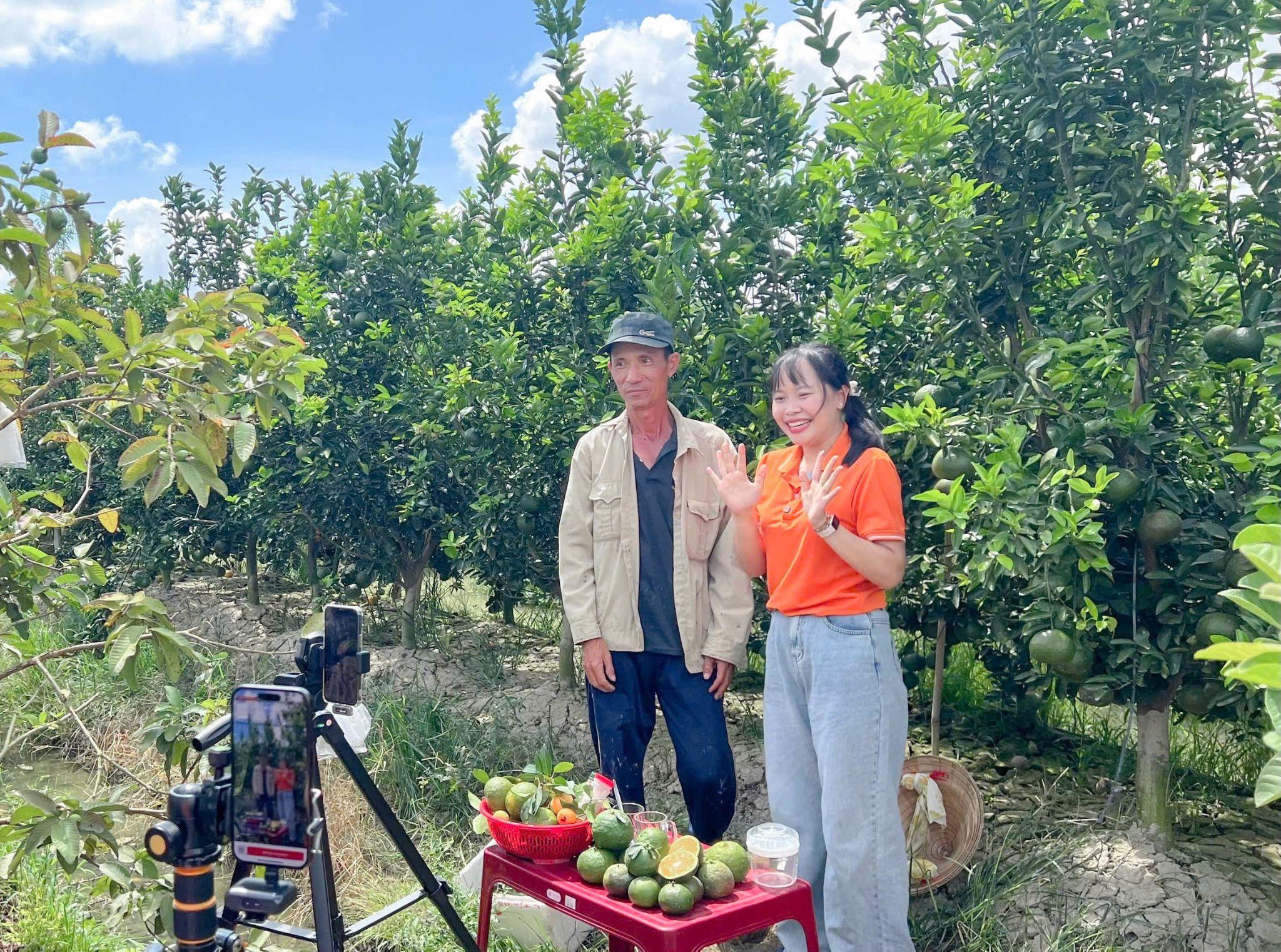 Chủ vườn cam tham gia phiên livestream giới thiệu sản phẩm
