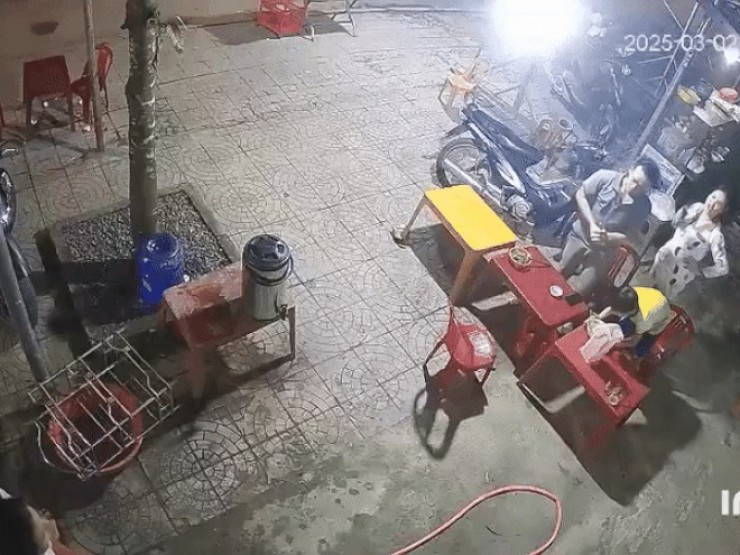 Video: Phẫn nộ người phụ nữ ném vật cứng khiến cháu bé nhập viện