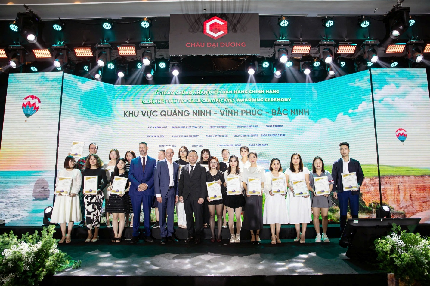 Trao chứng nhận cho các nhà phân phối, đại lý