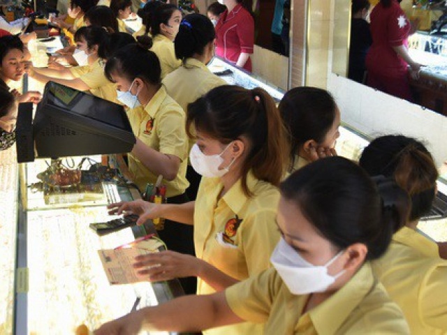 Giá vàng hôm nay, 8-3: Bật tăng rồi bất ngờ lao xuống