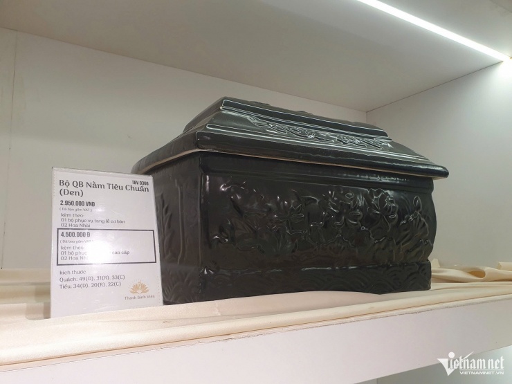 Bộ tiểu quách với giá gần 3 triệu hiếm hoi bày bán trong góc của khu vực trưng bày.
