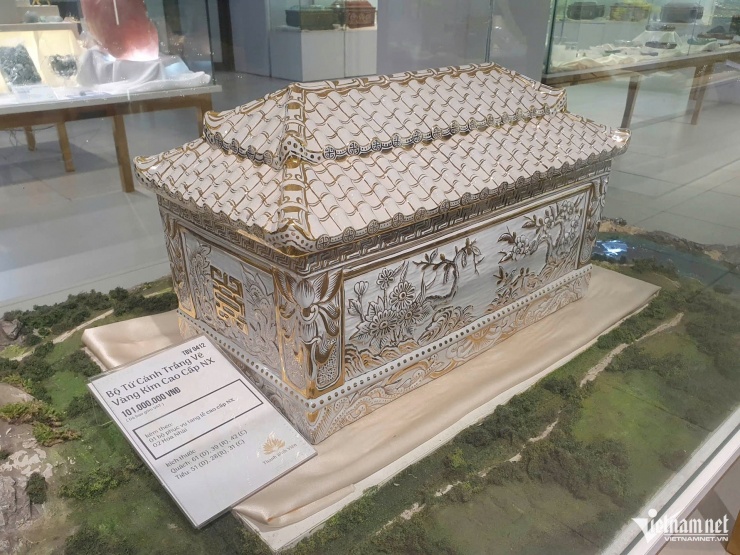 Bộ quách có giá hơn 100 triệu được bày bán ở vị trí dễ quan sát.