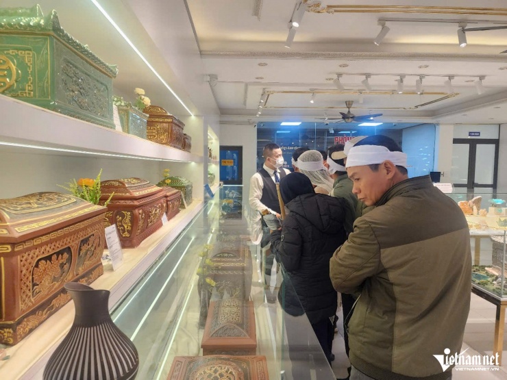 Người dân được nhân viên tập trung giới thiệu mua ở khu quách giá cao.