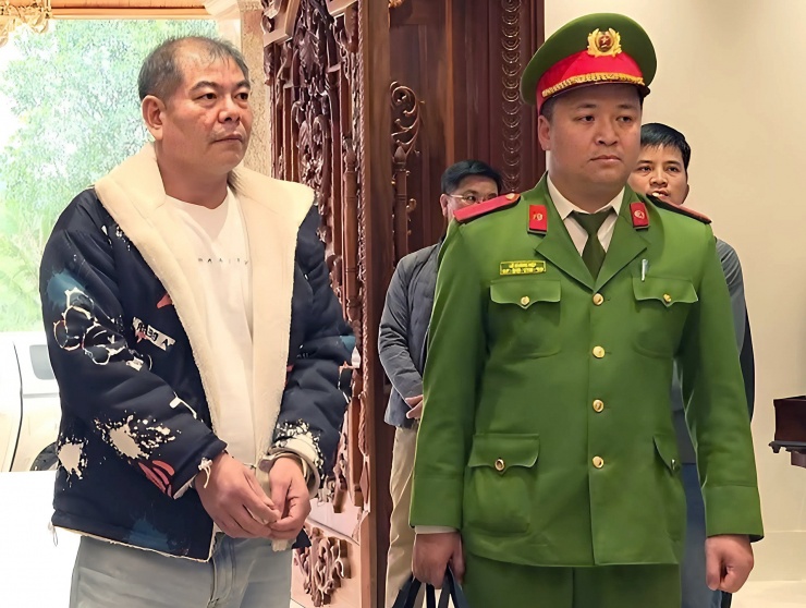 Cơ quan điều tra tống đạt quyết định bắt tạm giam Nguyễn Văn Tuấn. Ảnh: CACC