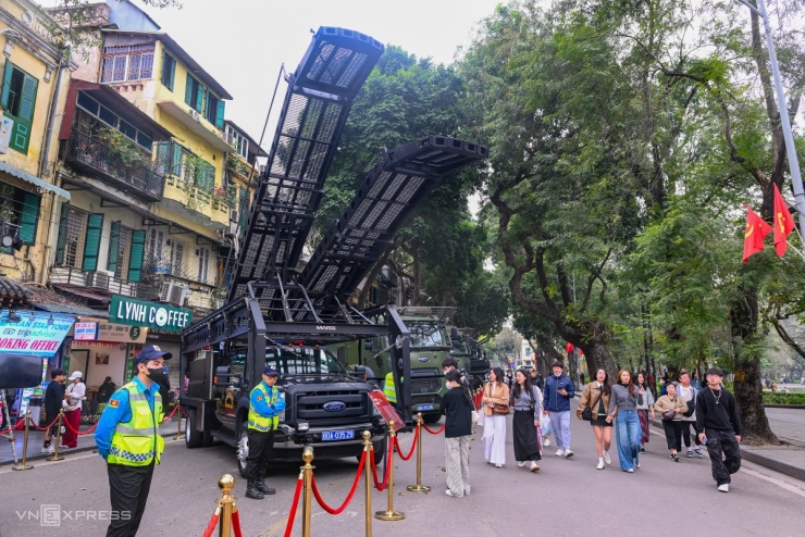 Xe phóng thang - một trang bị đặc chủng, đóng vai trò quan trọng trong các nhiệm vụ chống khủng bố, giải cứu con tin và truy bắt tội phạm tại các tòa nhà cao tầng. Trên xe bố trí hai hệ thống thang độc lập, có khả năng vươn cao trong thời gian ngắn; tích hợp bệ ngắm để sử dụng khi cần vị trí thích hợp để bắn tỉa hoặc quan sát mục tiêu tác chiến.