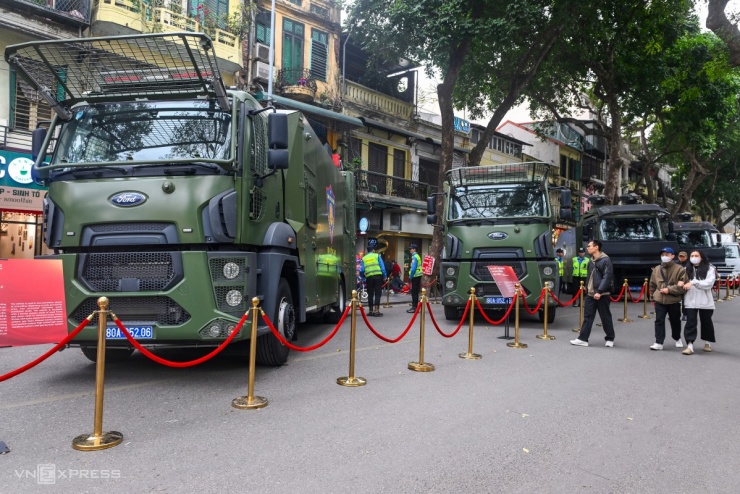 Xe thiết lập barie phòng, chống bạo loạn.