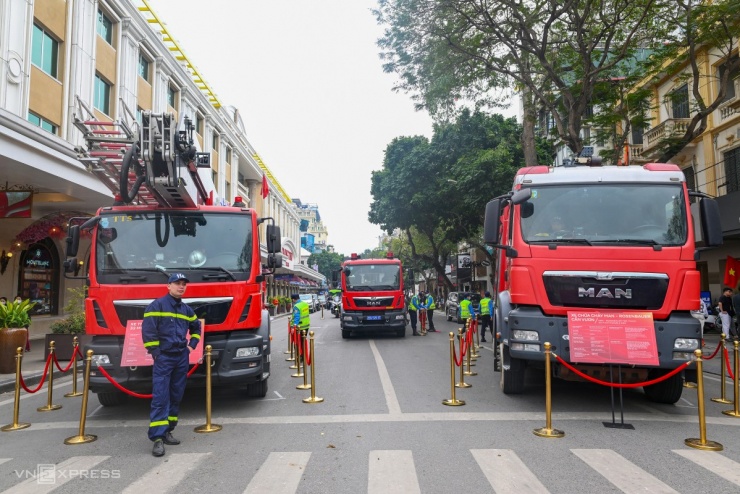 Tổ hợp 3 chiếc xe phòng cháy chữa cháy đặt tại phố Tràng Tiền.