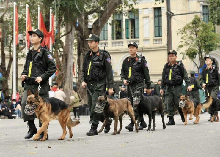 Chiều 8/3, nhiều người dân có lần đầu tiên được mục sở thị khả năng của các chú chó nghiệp vụ trong hoạt động phòng chống tội phạm và bảo vệ ANTT.