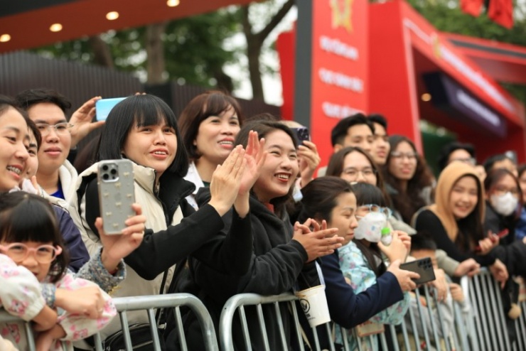 Màn biểu diễn của các chú cảnh khuyển thu hút đông đảo sự chú ý của người dân và khách du lịch.