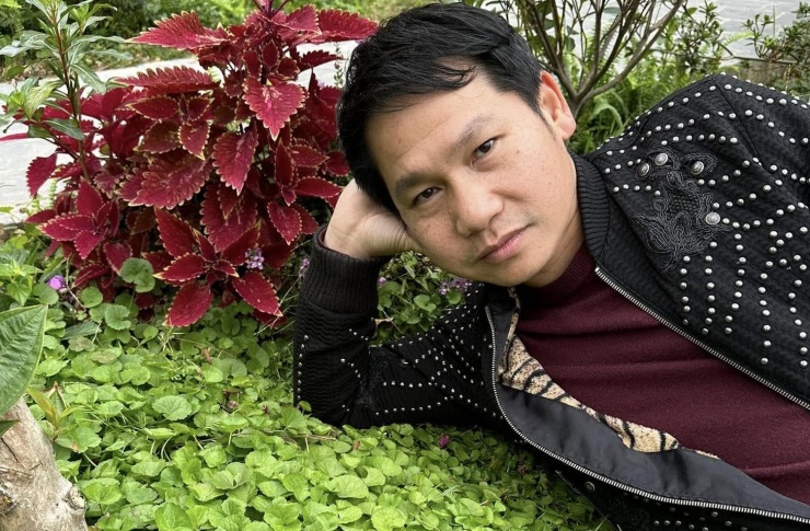 Ca sĩ Trọng Tấn trong vườn nhà.