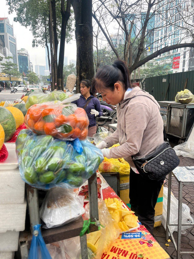 Không hoa, không quà, ngày 8/3 của những người phụ nữ này rất giản đơn đó là mong sao có sức khỏe để tiếp tục cuộc sống mưu sinh mỗi ngày. Ảnh: Đan Tâm.