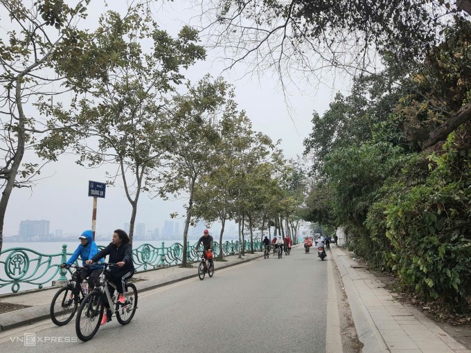 Đường Quảng An hiện có mặt cắt ngang 5-8 m. Ảnh: Võ Hải