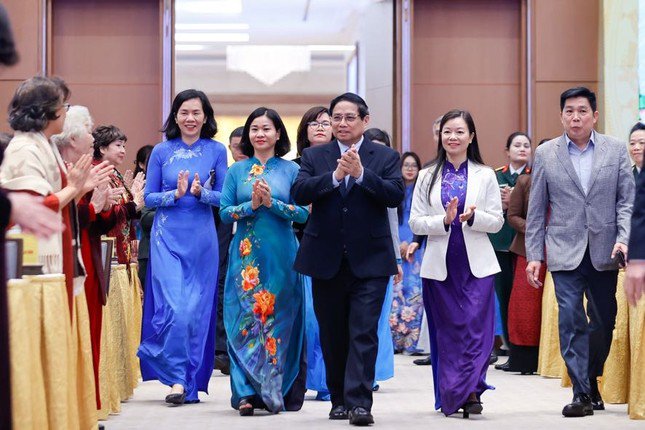 Thủ tướng Phạm Minh Chính gặp mặt các nữ Anh hùng Lực lượng vũ trang nhân dân, nữ Anh hùng lao động. Ảnh: Nhật Bắc