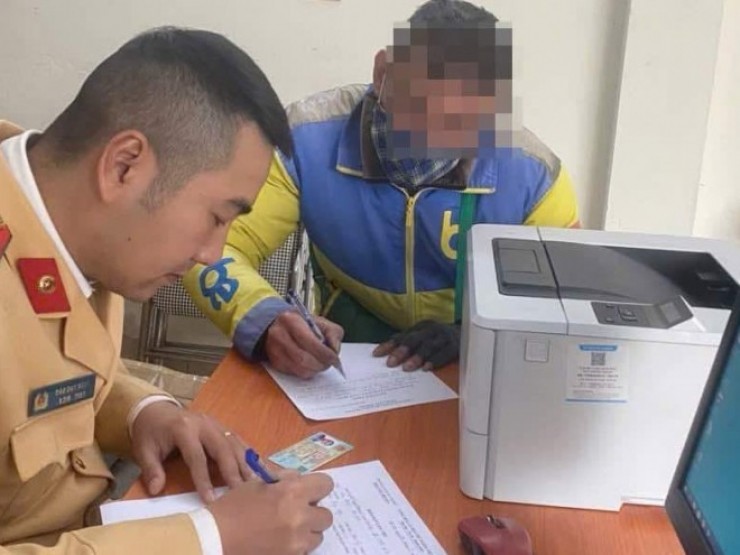 Nguyên nhân vụ ô tô limousine “chở người“ trên nắp capo ở Đại lộ Thăng Long