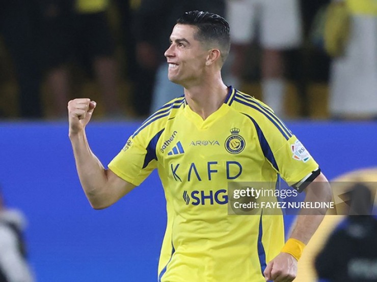 Ronaldo ghi bàn từ góc không tưởng, xứng danh “ly rượu vang hảo hạng“