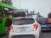 Tin tức trong ngày - VIDEO: Nam thanh niên tóc vàng chặn xe ô tô, hành hung tài xế