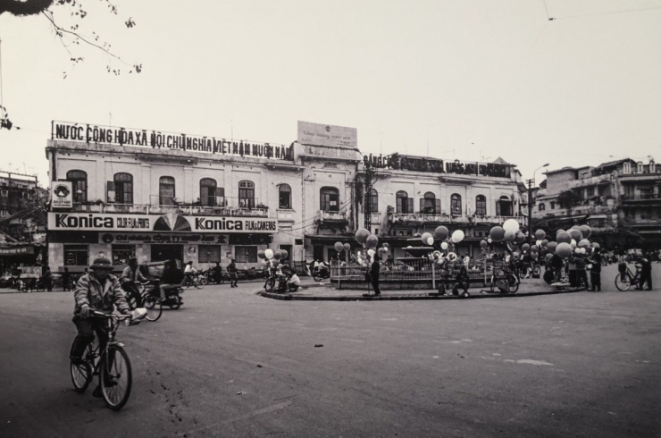 Quảng trường Đông Kinh Nghĩa Thục qua ống kính của ông Andy Soloman, 65 tuổi, hiện sống tại Anh. Ảnh: Nhân vật cung cấp