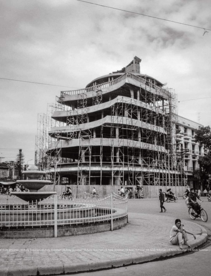 Nhiếp ảnh gia Andy Soloman chụp Hàm Cá Mập năm 1992, khi công trình đang được xây dựng. Ảnh: Nhân vật cung cấp