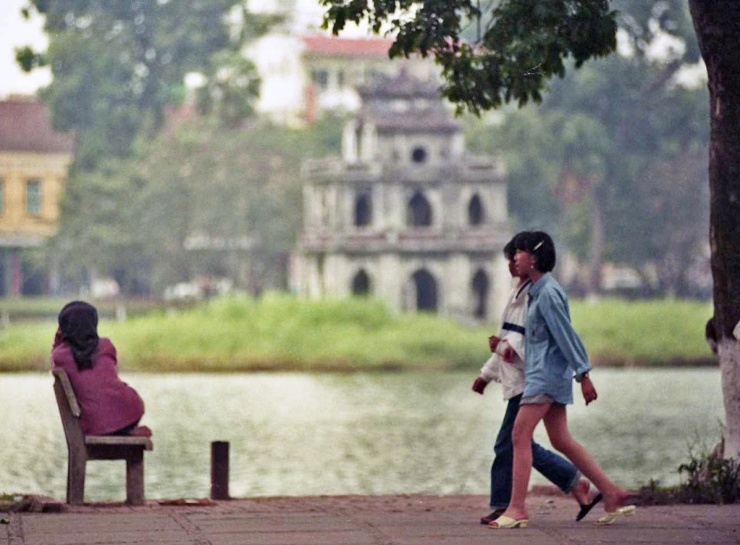 Yuichi Kobayashi chụp người dân đi bộ ở vỉa hè Hồ Gươm, khoảng năm 1997-1999. Ông cho biết luôn thích đi dạo quanh Bờ Hồ bởi "đó vẫn là trung tâm của Hà Nội". Ảnh: Nhân vật cung cấp