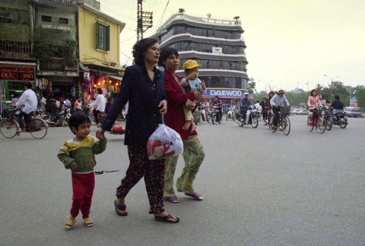 Nhiếp ảnh gia Nhật Bản Yuichi Kobayashi ghi lại đoạn giao Hàng Đào và Hàng Gai, phía sau là tòa Hàm Cá Mập, khoảng năm 1998-1999. Ảnh: Nhân vật cung cấp