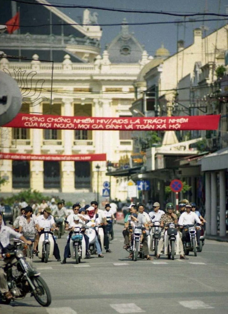 Phố Tràng Tiền hướng ra Nhà hát Lớn Hà Nội, năm 1998-1999, qua ống kính của Yuichi Kobayashi. Ảnh: Nhân vật cung cấp