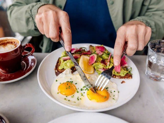 Trứng gà nâu hay trắng tốt hơn: Giải mã bí ẩn dinh dưỡng về màu sắc vỏ trứng