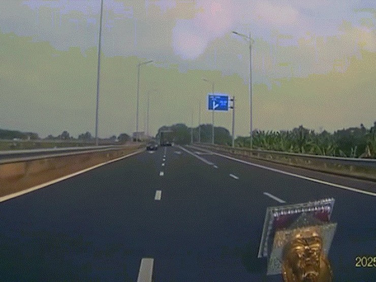 Cảnh ô tô 'đá đèn' chạy ngược chiều đường dẫn cao tốc, CSGT vào cuộc xử lý