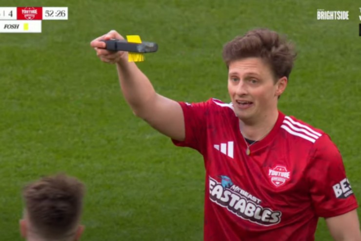 Diễn viên hài Mark Fosh hủy luôn thẻ vàng của trọng tài Mark Clattenburg