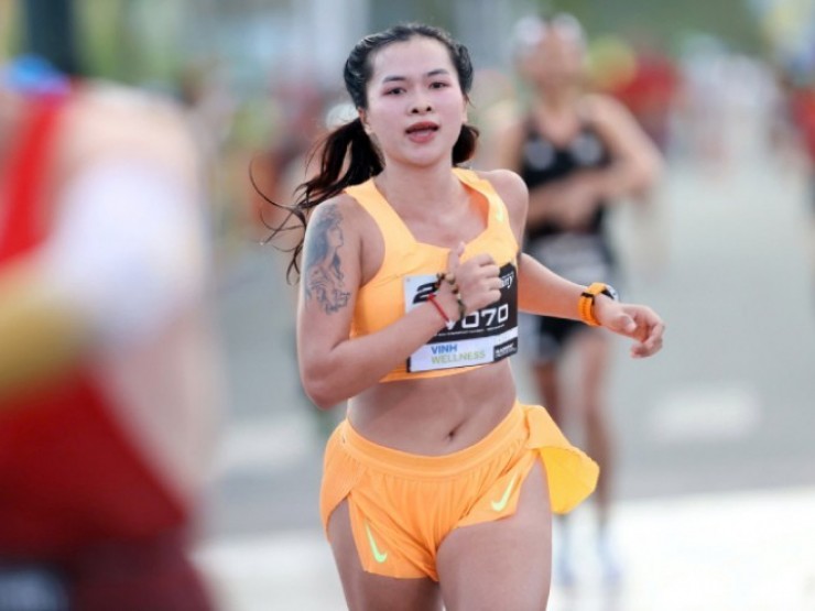 Hot girl Vy Phan nhảy bốc lửa, dàn mỹ nhân gây sốt giải chạy ở TP Hồ Chí Minh