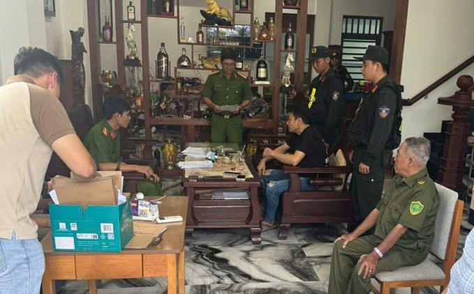 Công an khám xét nơi ở của Nguyễn Đăng Khoa. Ảnh: Hoàng Đô