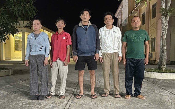 Nguyễn Đăng Khoa (thứ hai bên phải) cùng nhóm điều hành trang web cá độ bóng đá. Ảnh: Hoàng Đô